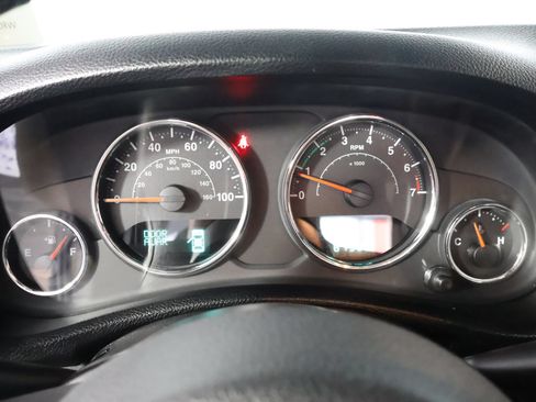 Used 2014 Jeep Wrangler Unlimited Sahara w/ Max Tow Package AWD/4WD image 35