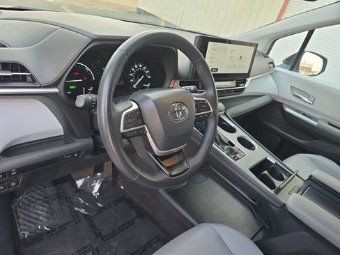 Used 2025 Toyota Sienna XLE image 24