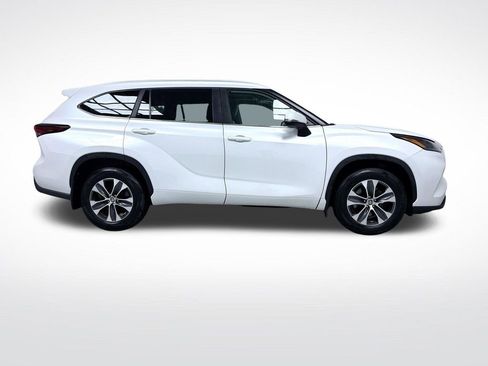 Certified 2024 Toyota Highlander XLE AWD/4WD image 2