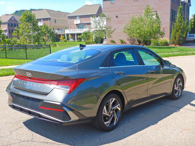 Used 2025 Hyundai Elantra SEL FWD image 4