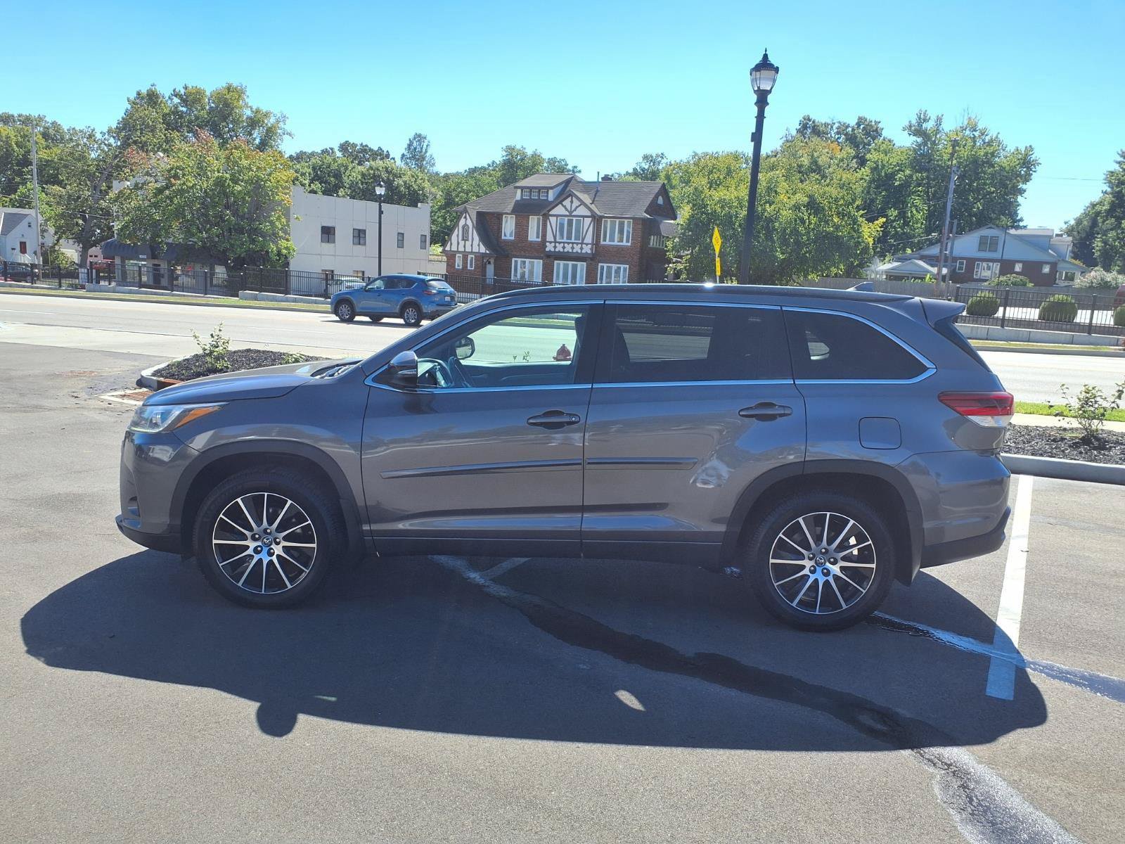 Used 2018 Toyota Highlander SE AWD/4WD image 29