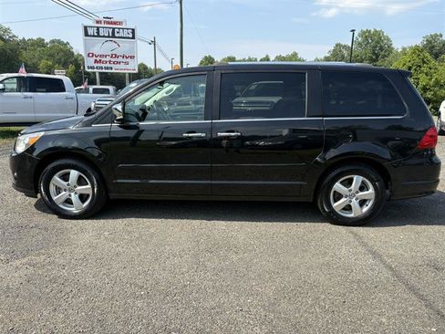 Used 2013 Volkswagen Routan SEL Premium FWD image 2