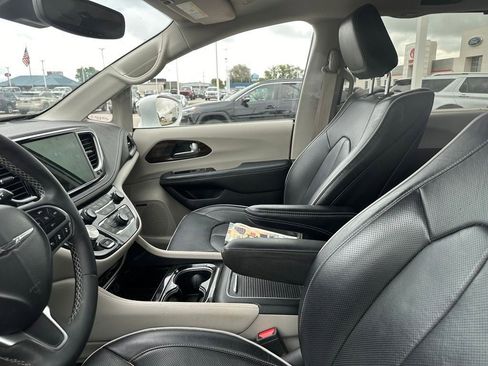 Used 2022 Chrysler Pacifica Limited w/ Uconnect Theater Family Group AWD/4WD image 6
