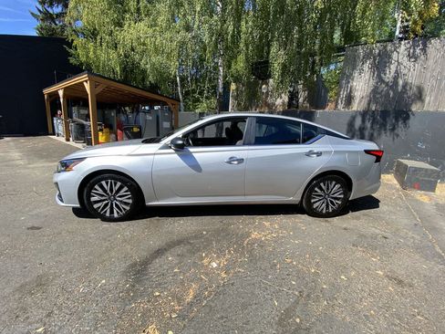 Used 2024 Nissan Altima 2.5 SV FWD image 3
