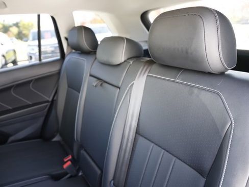 Used 2022 Volkswagen Tiguan SE image 17