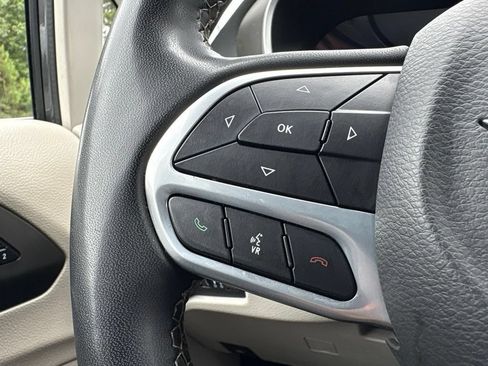 Used 2023 Chrysler Pacifica Touring-L FWD image 33