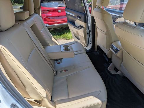 Used 2019 Toyota Highlander XLE AWD/4WD image 43