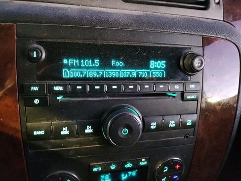 Used 2014 Chevrolet Suburban LT image 12