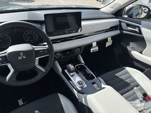 New 2026 Mitsubishi Outlander SE image 9