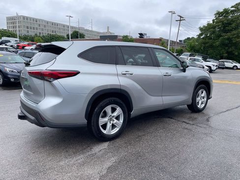 Used 2023 Toyota Highlander LE FWD image 8