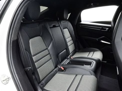 Certified 2021 Porsche Cayenne Turbo S w/ Lightweight Sport Package AWD/4WD image 17