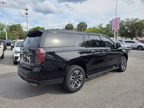 Used 2025 Chevrolet Suburban Z71 AWD/4WD image 3
