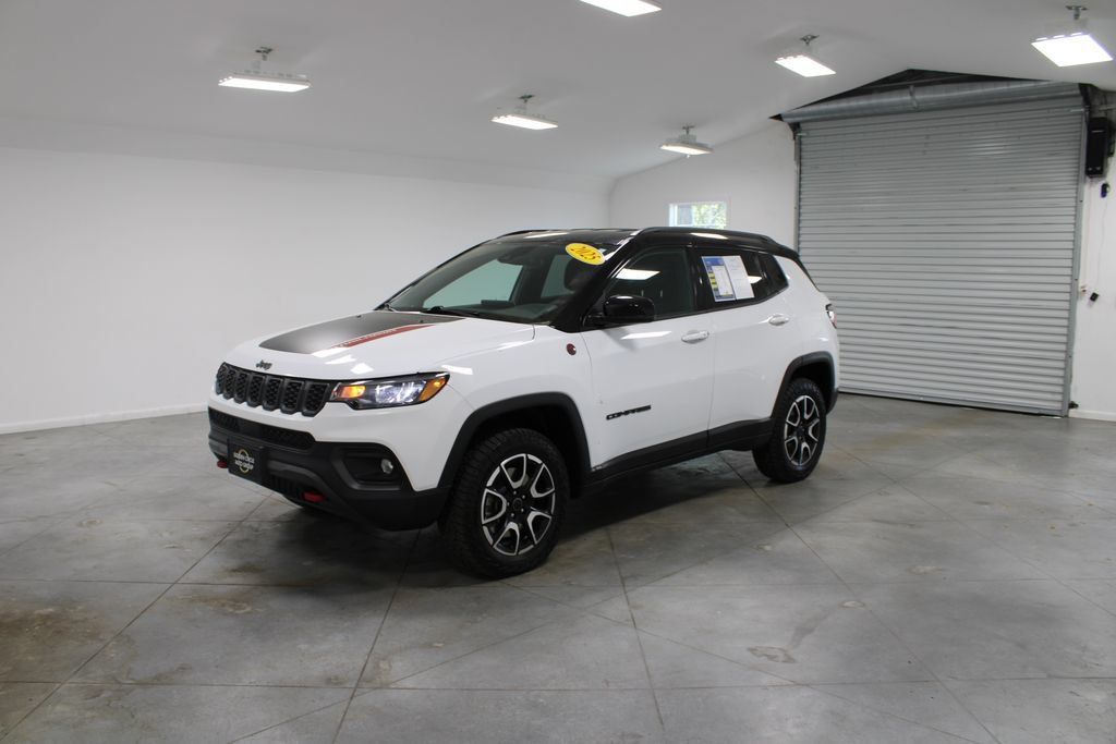 Used 2025 Jeep Compass Trailhawk AWD/4WD image 4