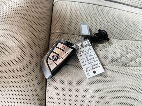 Used 2021 BMW 750i xDrive w/ Executive Package image 38