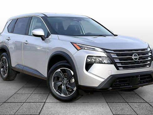 Used 2024 Nissan Rogue SV image 2