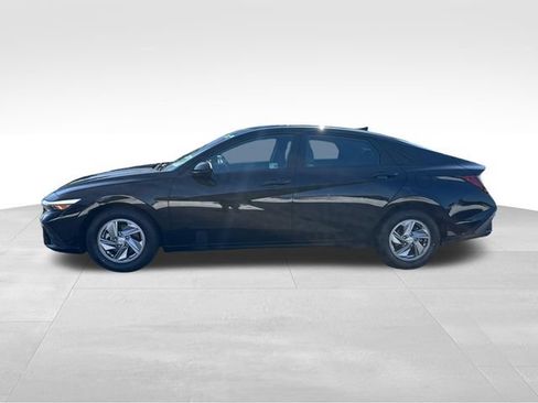 Used 2025 Hyundai Elantra SE FWD image 2