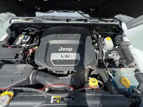 Used 2018 Jeep Wrangler Unlimited Sahara AWD/4WD image 28