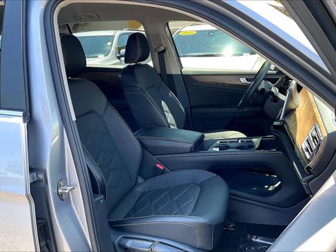 Used 2024 Volkswagen Atlas SE FWD image 8