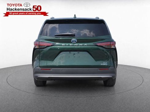 Used 2024 Toyota Sienna XLE FWD image 7