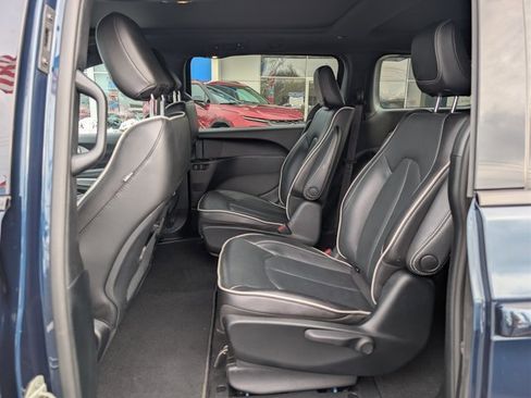 Used 2023 Chrysler Pacifica Limited w/ S Appearance Package image 15