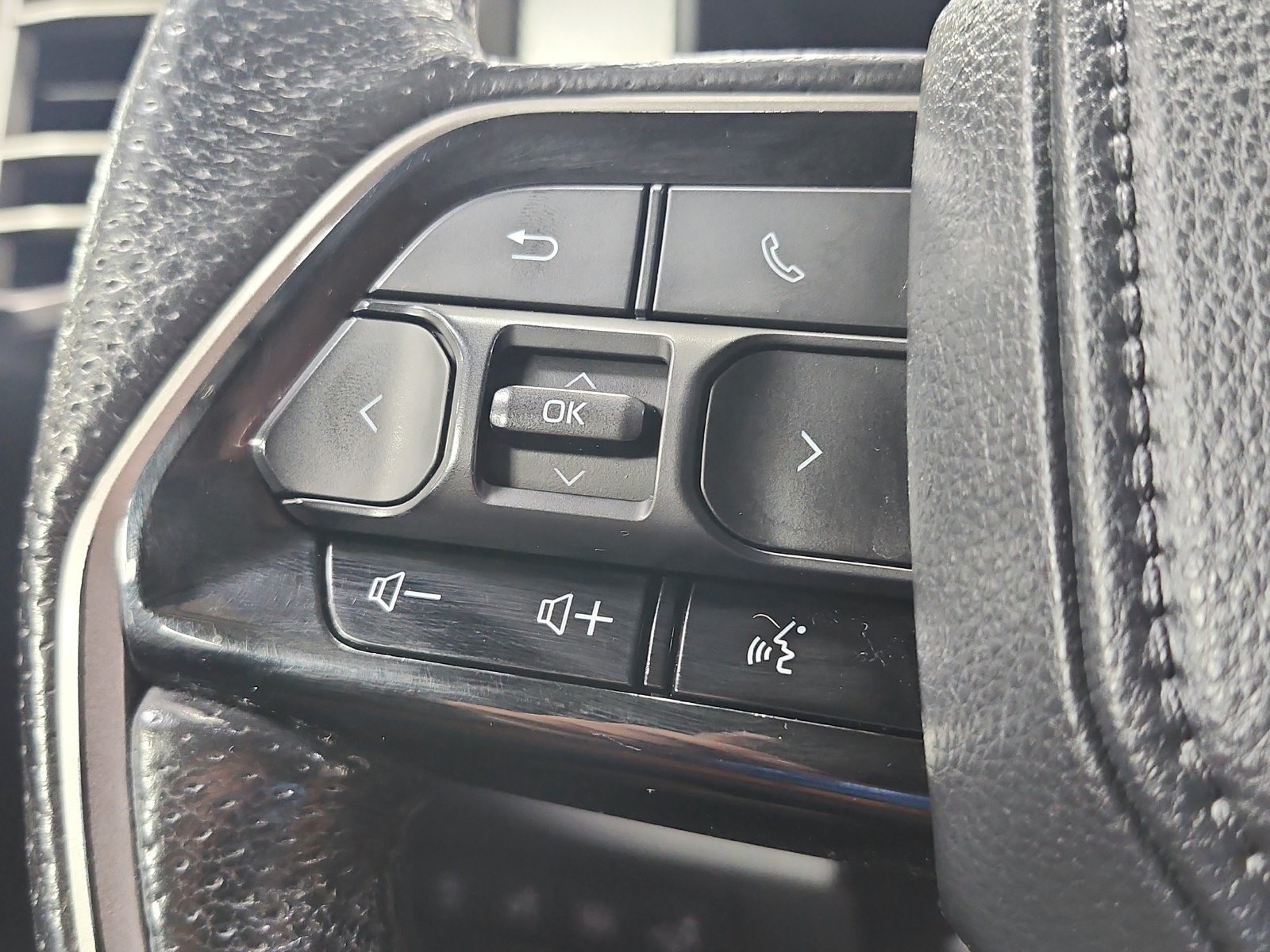 Used 2022 Toyota Tundra Limited w/ TRD Off-Road Package AWD/4WD image 23