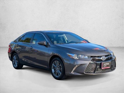 Used 2017 Toyota Camry SE image 3