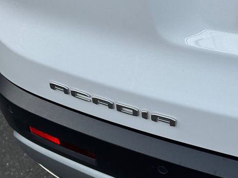 Used 2023 GMC Acadia SLE image 7