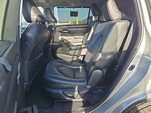 Used 2023 Toyota Highlander XLE FWD image 13