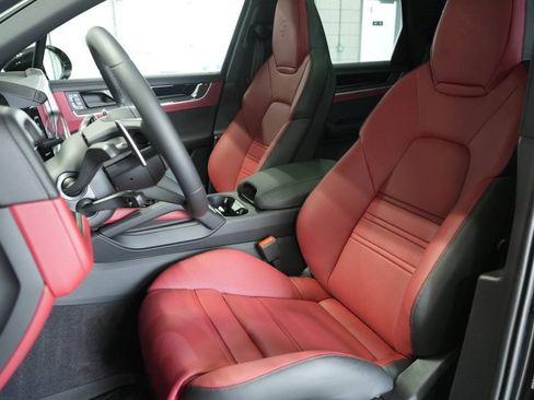 Certified 2025 Porsche Cayenne image 5