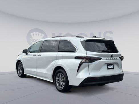 Used 2023 Toyota Sienna XLE FWD image 4