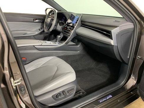 Used 2019 Toyota Avalon Limited image 38