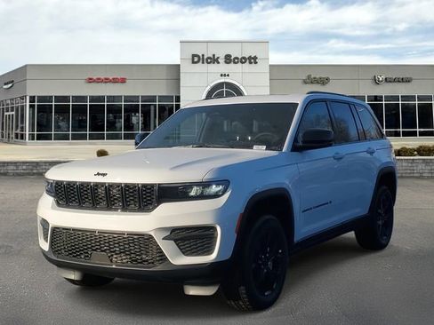 New 2025 Jeep Grand Cherokee Altitude image 2