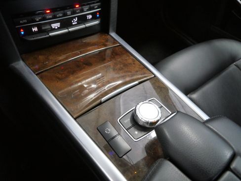 Used 2014 Mercedes-Benz E 350 4MATIC Sedan image 24