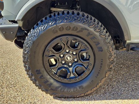 Used 2022 Ford Bronco Wildtrak image 11