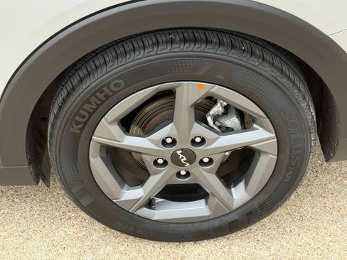 Used 2025 Kia K4 LXS image 32