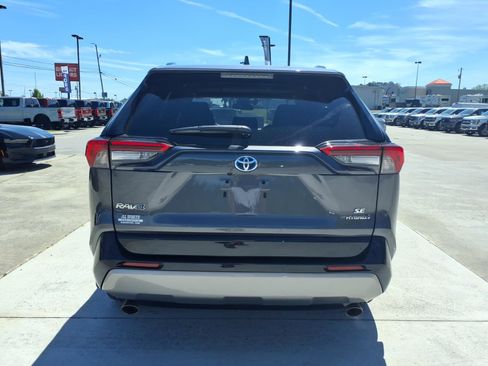 Used 2022 Toyota RAV4 SE w/ Convenience Package image 4