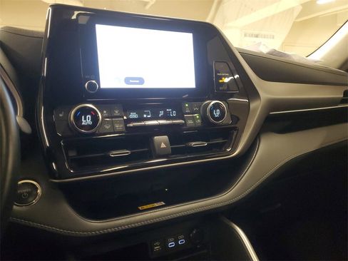 Certified 2023 Toyota Highlander XLE image 27