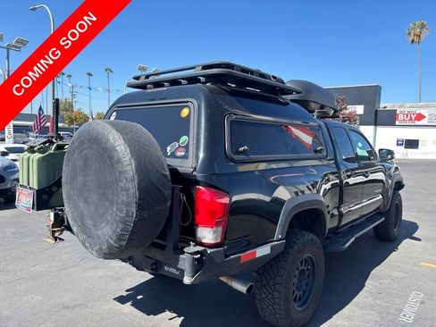 Used 2017 Toyota Tacoma TRD Off-Road AWD/4WD image 4