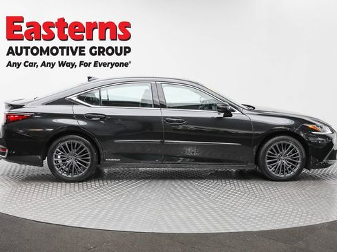 Used 2022 Lexus ES 300h w/ Premium Package image 4