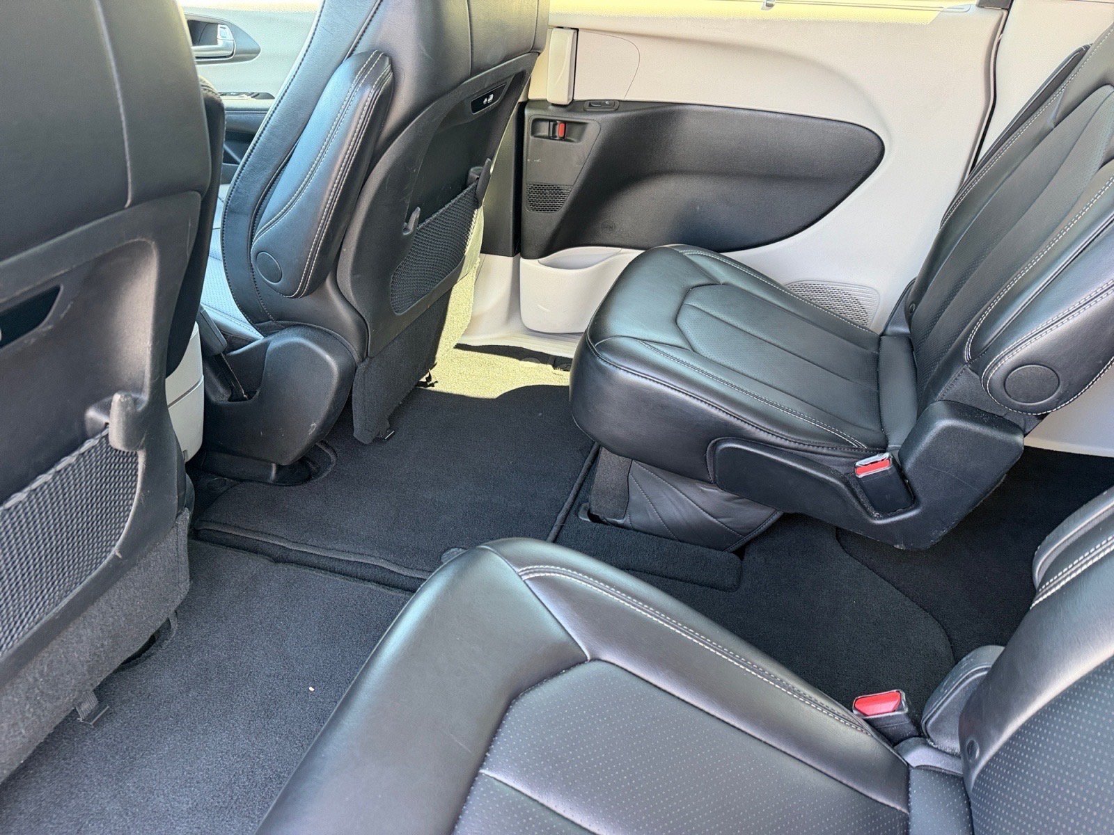 Used 2024 Chrysler Pacifica Touring-L FWD image 17