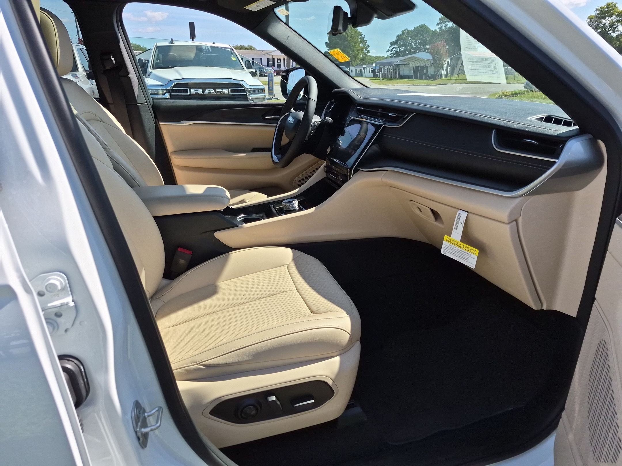 Used 2025 Jeep Grand Cherokee L Limited w/ Luxury Tech Group II RWD image 21