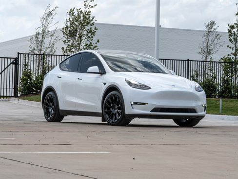 Used 2023 Tesla Model Y Long Range AWD/4WD image 2