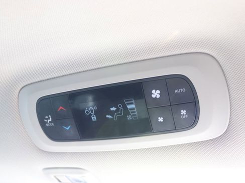 Used 2020 Chrysler Pacifica Limited FWD image 19
