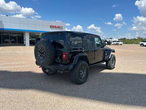 Used 2024 Jeep Wrangler Unlimited Rubicon AWD/4WD image 4