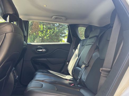 Used 2019 Jeep Cherokee Trailhawk w/ Cold Weather Group AWD/4WD image 18
