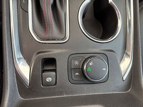 Used 2023 Chevrolet Traverse RS image 35