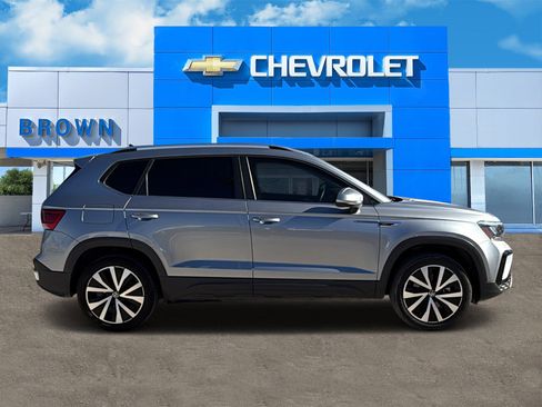 Used 2023 Volkswagen Taos SE image 2