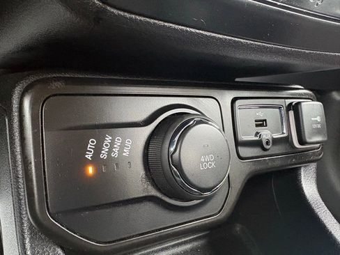 Used 2019 Jeep Renegade Sport image 33