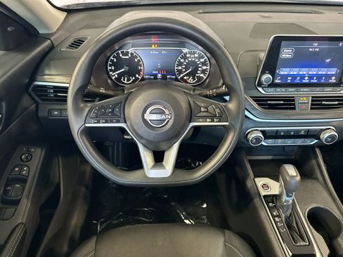 Used 2025 Nissan Altima 2.5 SV FWD image 15
