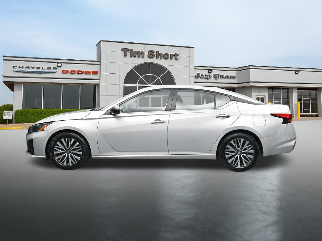 Used 2025 Nissan Altima 2.5 SV FWD image 2